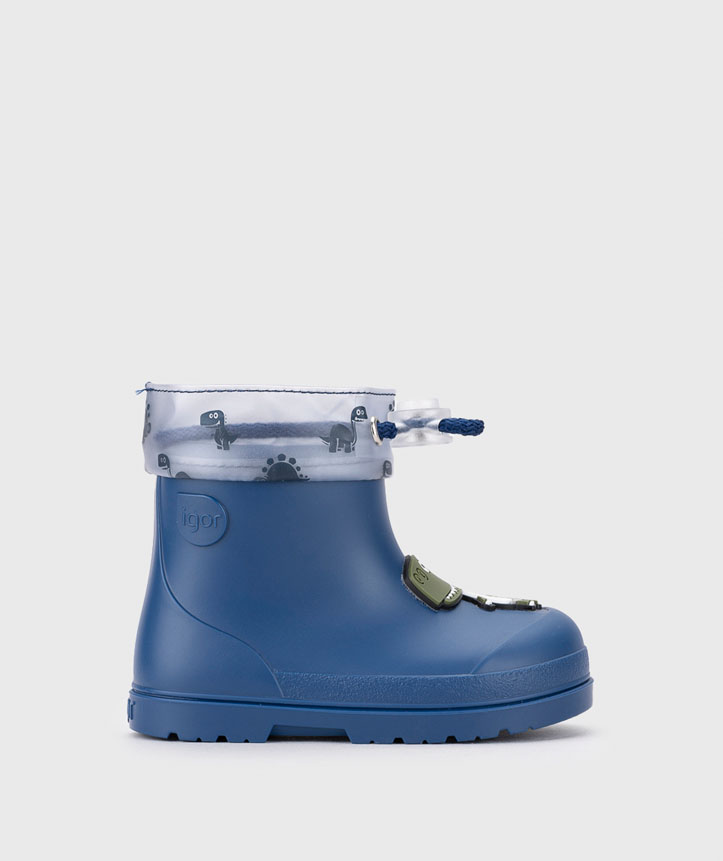 Bota de borracha azul com cano transparente decorado, detalhe verde e fecho com cordão azul