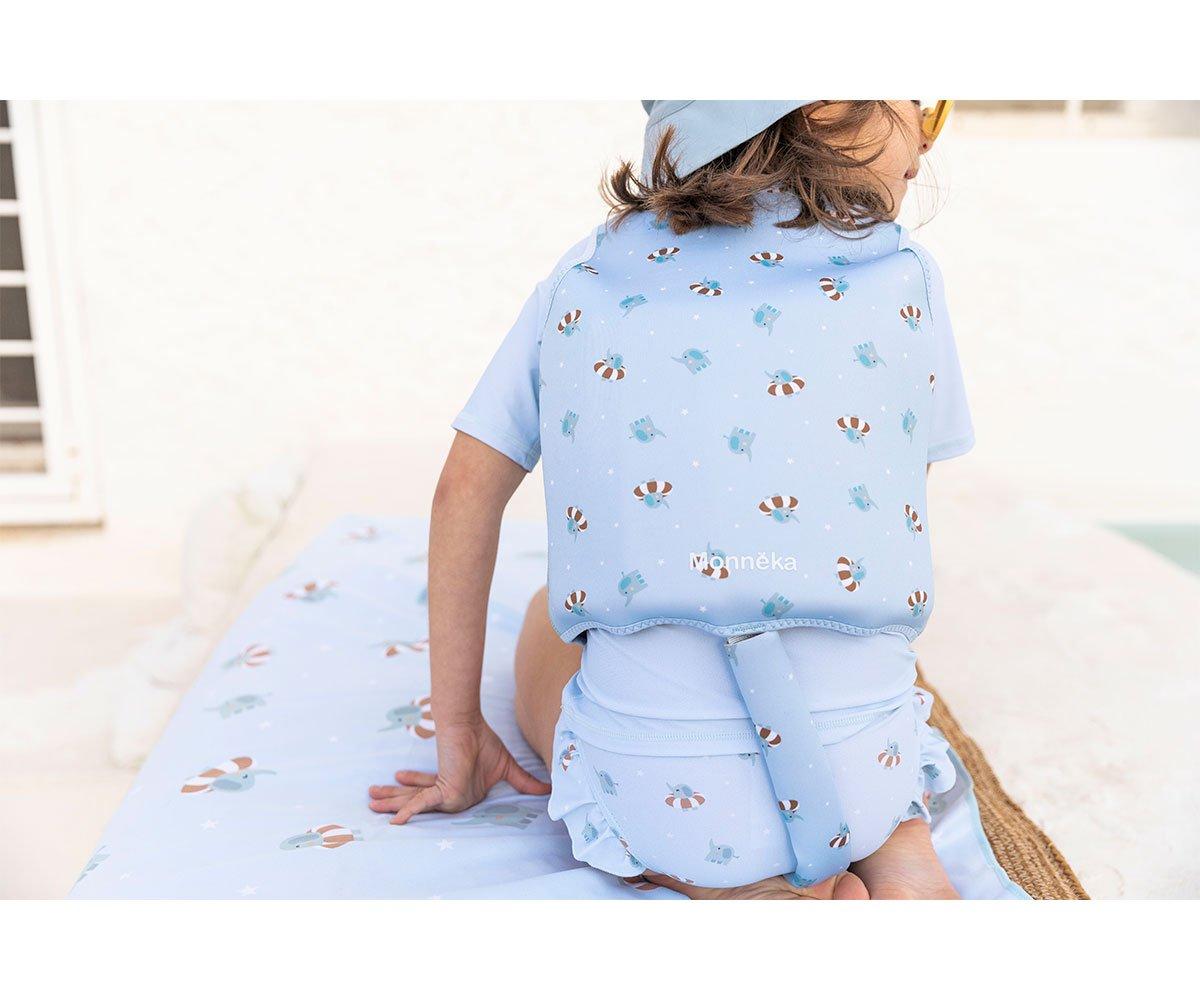 Roupa de bebé azul claro com padrão de animais marinhos, vista de costas