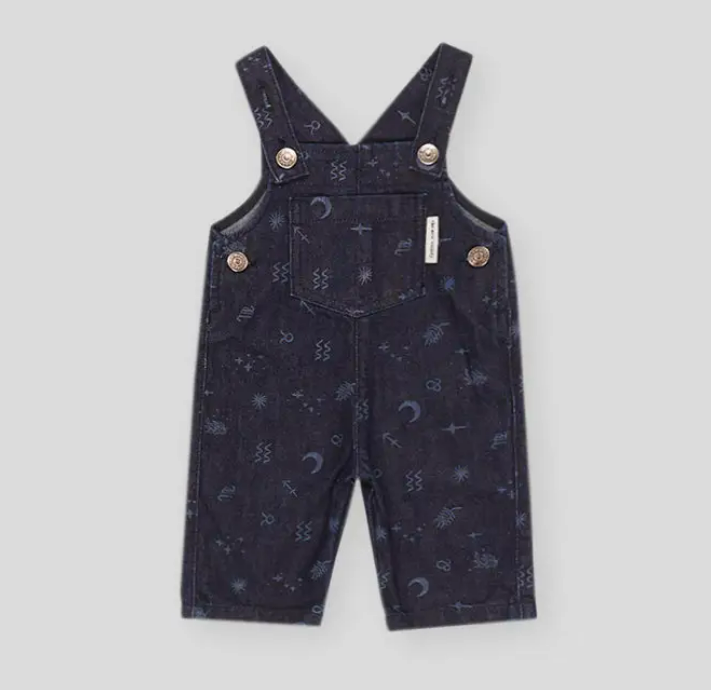 Macacão infantil azul escuro com padrão e botões metálicos