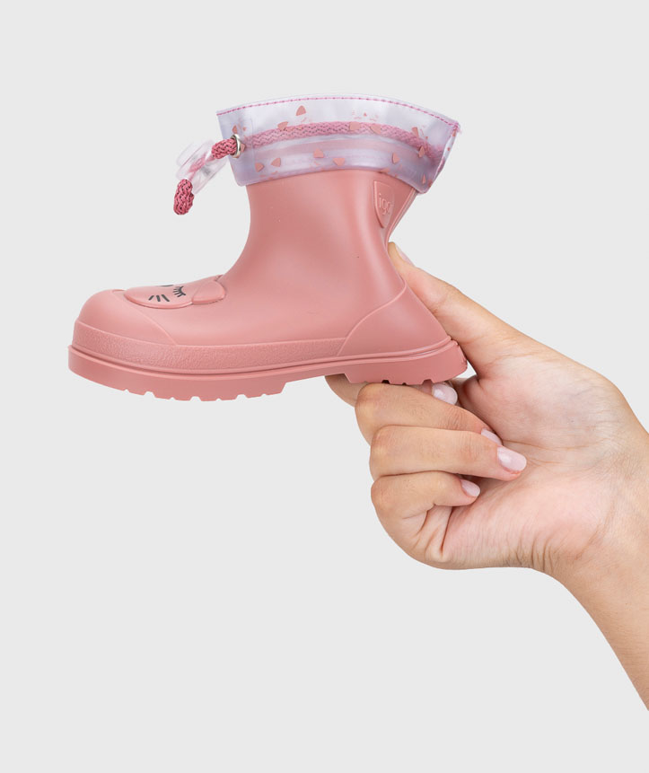 Botim de borracha rosa com detalhes transparentes e cordão cor-de-rosa