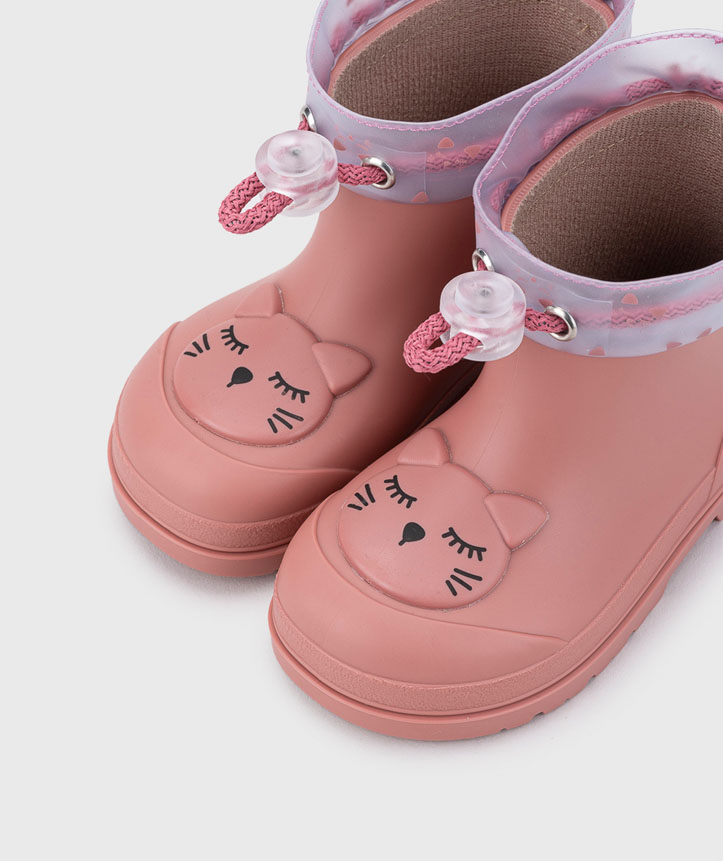 Botas de borracha rosa com rosto de gato na ponta e cordão cor-de-rosa com botão