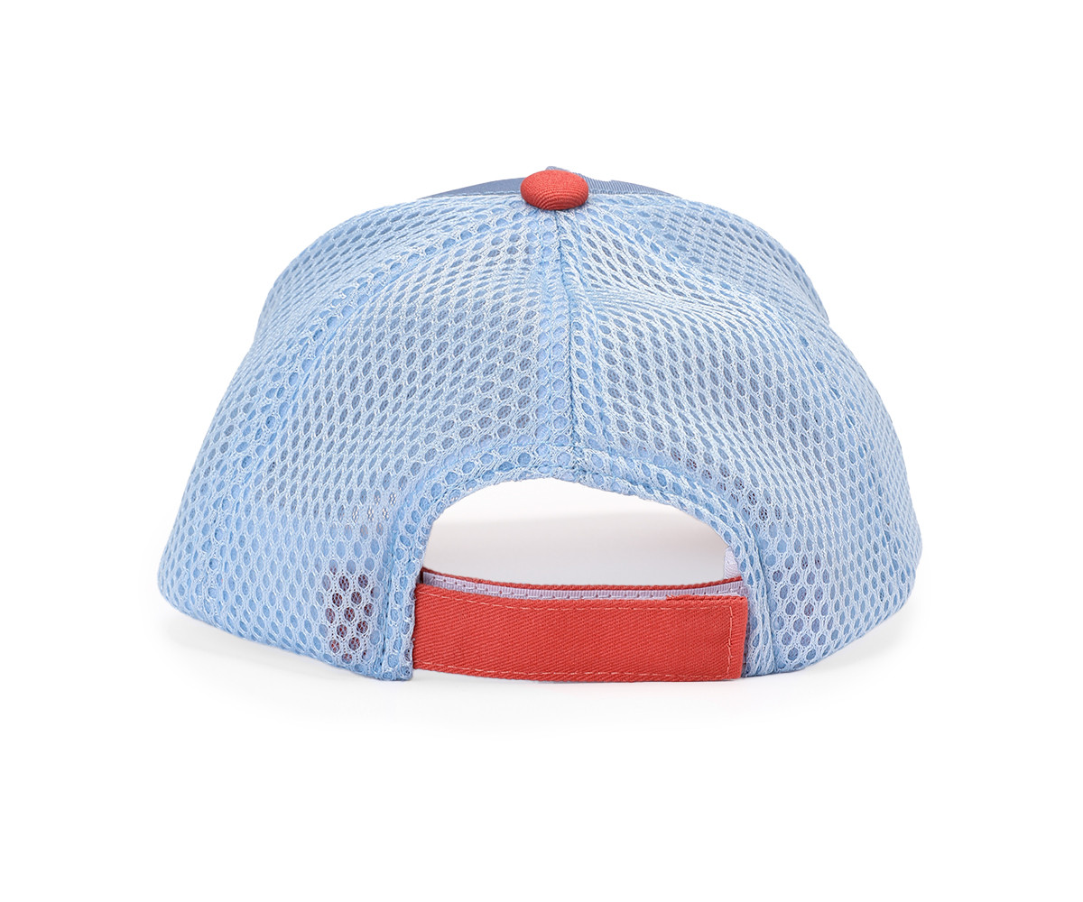 Boné trucker azul claro em rede com fecho e botão vermelhos