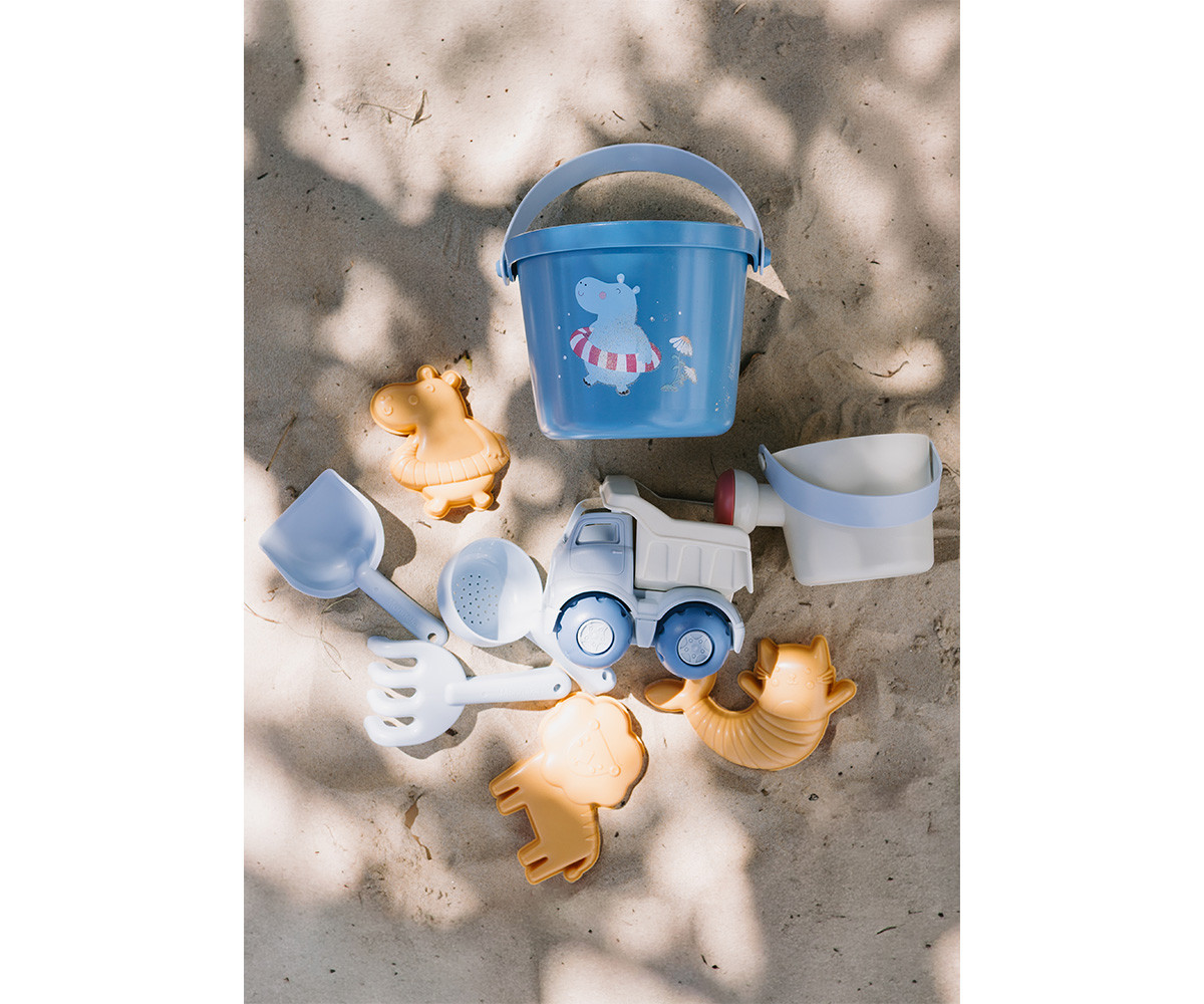 Brinquedos de praia infantis coloridos em areia