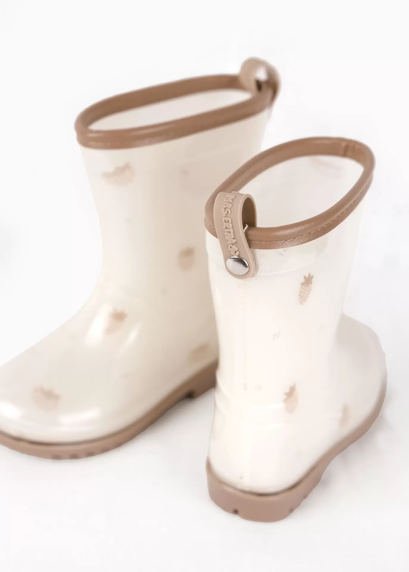 Botas de chuva infantis brancas com detalhes castanhos e desenhos de cenouras