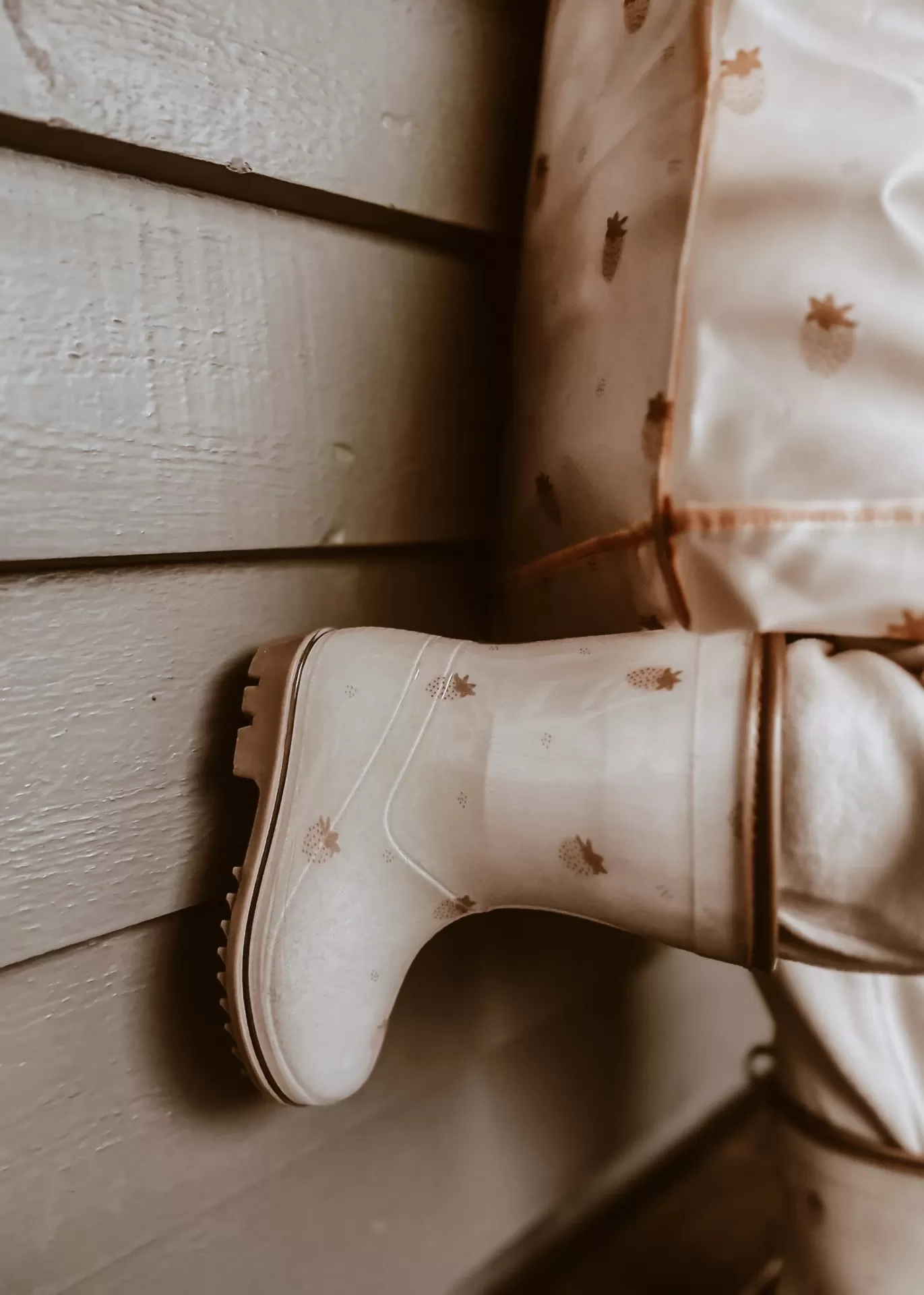 Bota infantil bege com desenhos de ananases