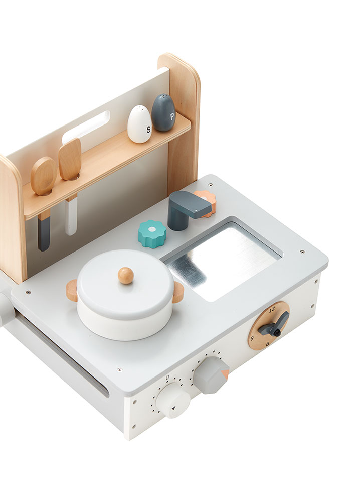 Cozinha de brinquedo em madeira com utensílios e saleiro e pimenteiro