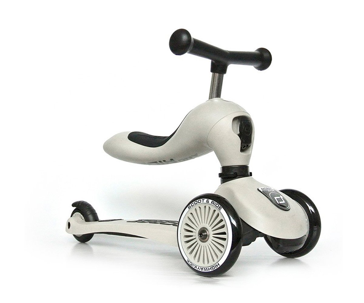 Scooter infantil bege e preto com três rodas e assento