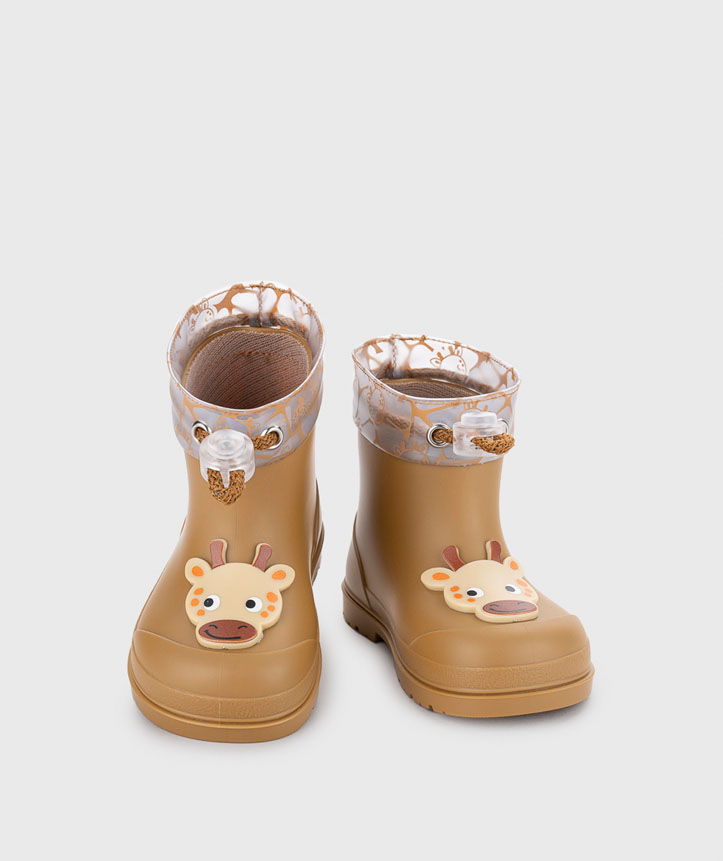 Botas de criança castanhas com decoração de girafa e tecido branco com padrão dourado no topo