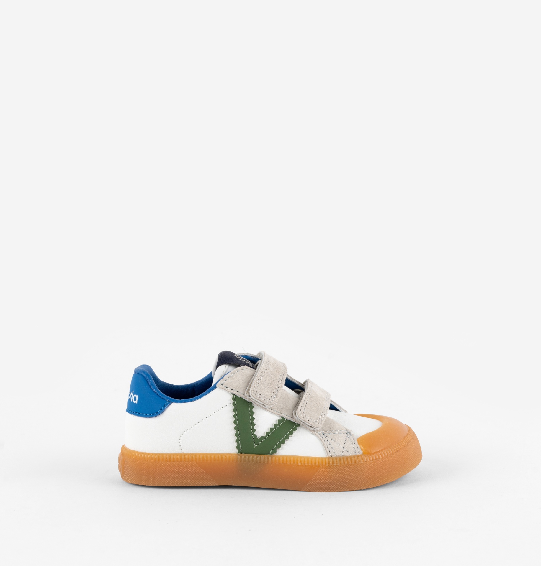 Sapatilha infantil branca com sola castanha, detalhes verde, azul e fecho de velcro
