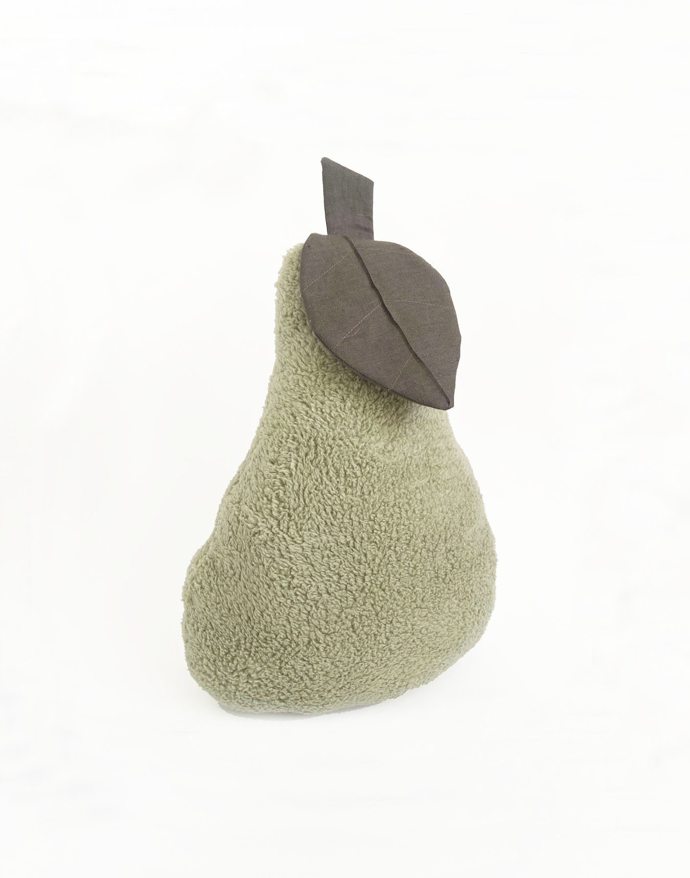 Produto em forma de pêra com tecido felpudo verde claro e folha castanha