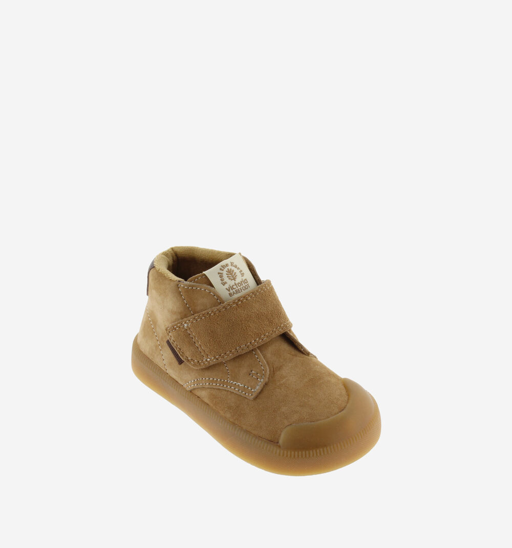 Sapatilha infantil castanha em camurça com fecho velcro