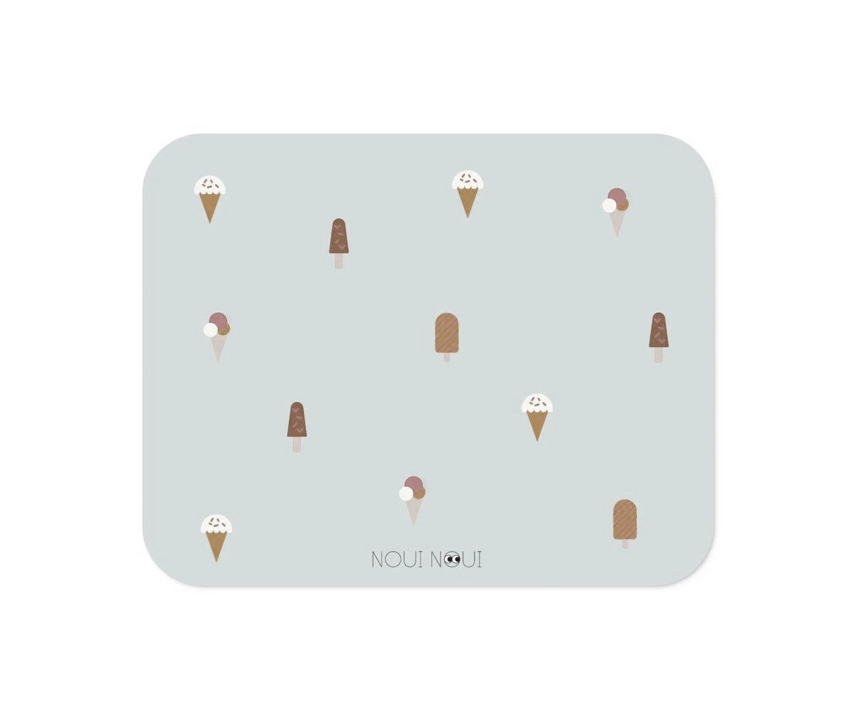 Tapete cinza claro com desenhos de gelados e marca 'NOU! NOU!'