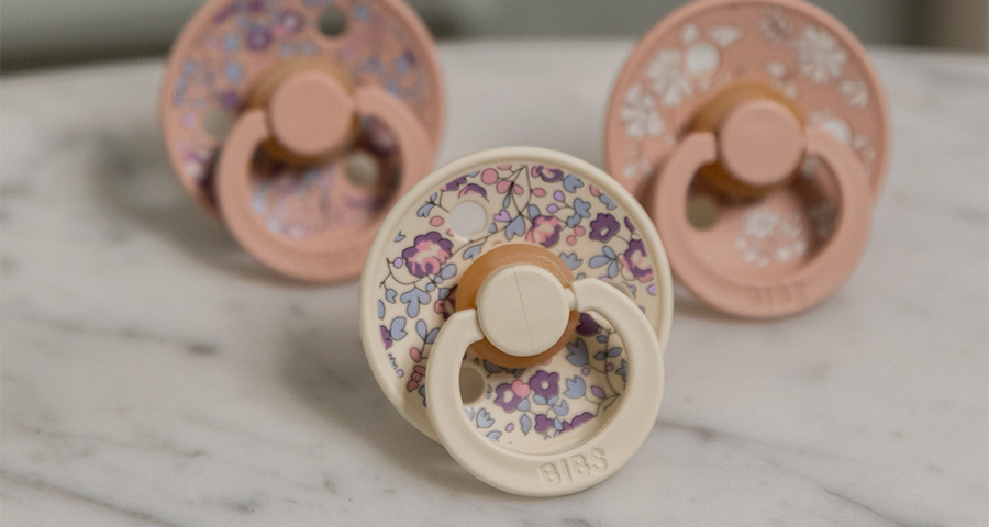 Três chuchas florais em silicone sobre mármore branco