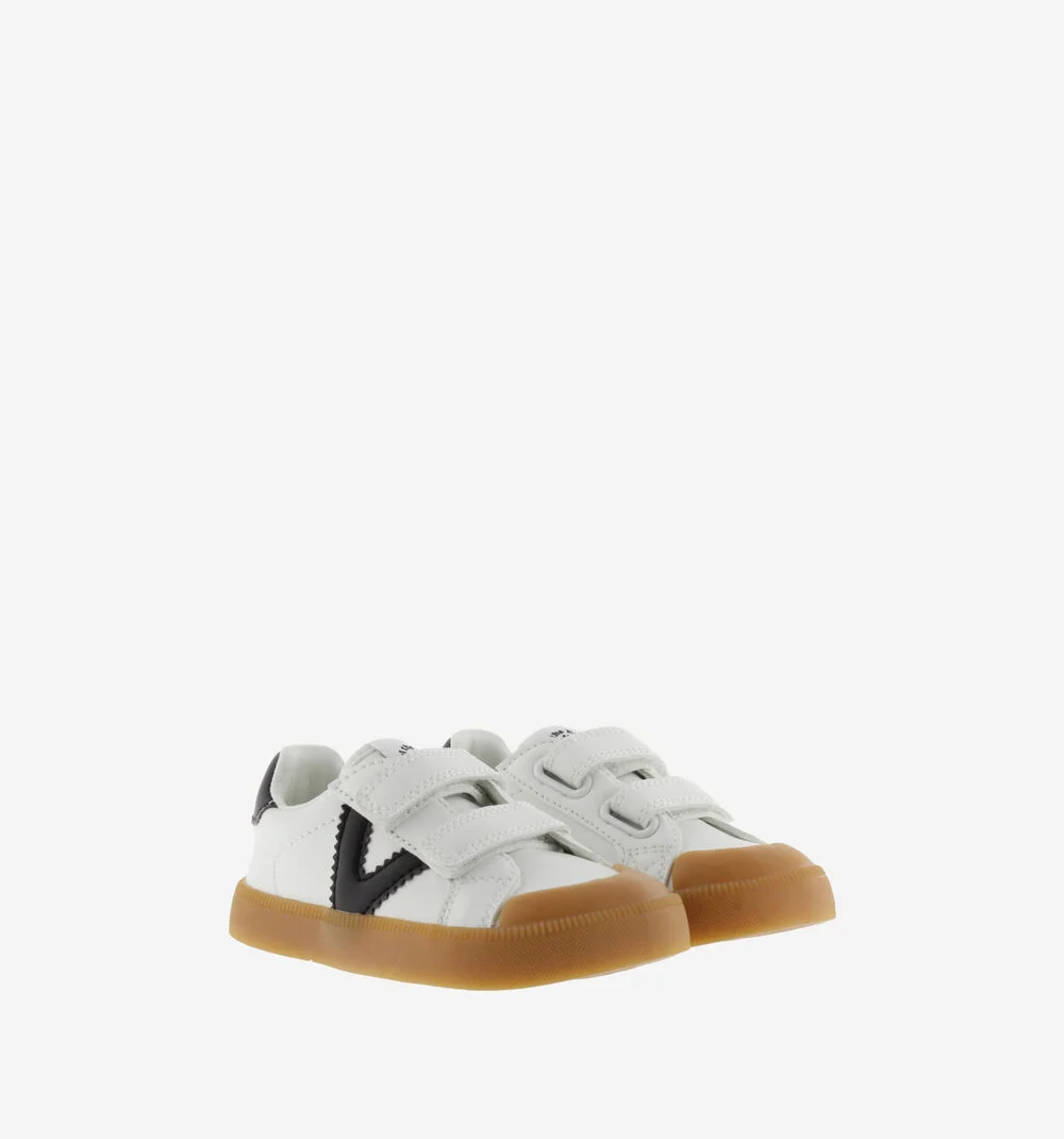 Sapatilhas infantis brancas com sola castanha e detalhe preto