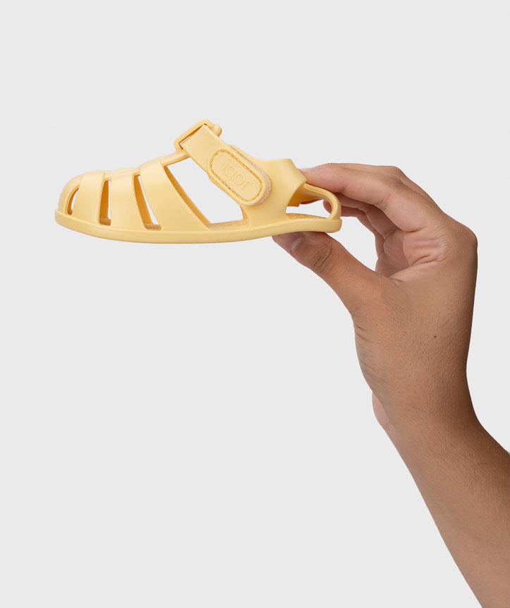 Sandália amarela de criança em material plástico com fecho velcro igor