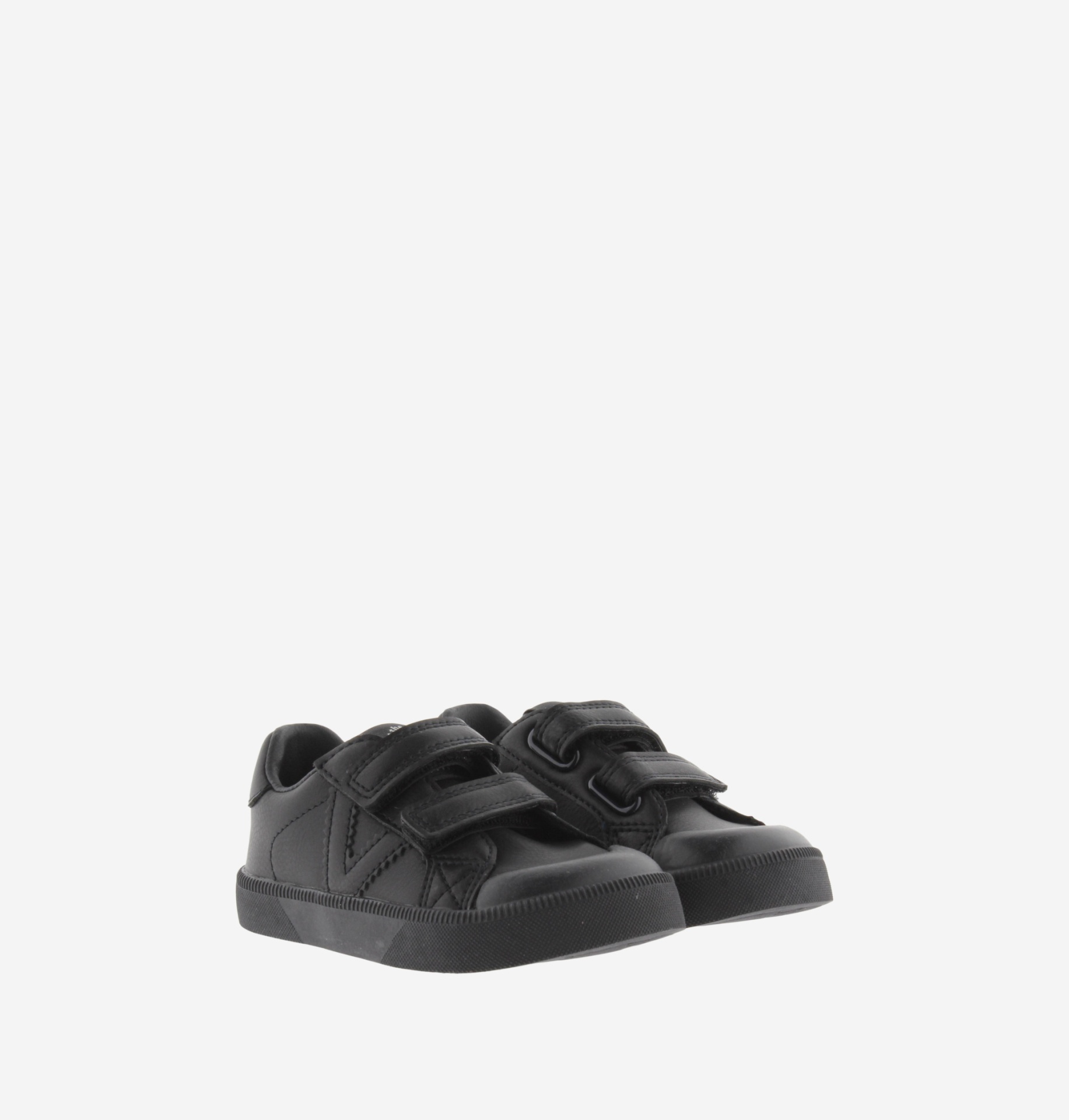 Par de sapatos infantis pretos em couro sintético com fechos em velcro