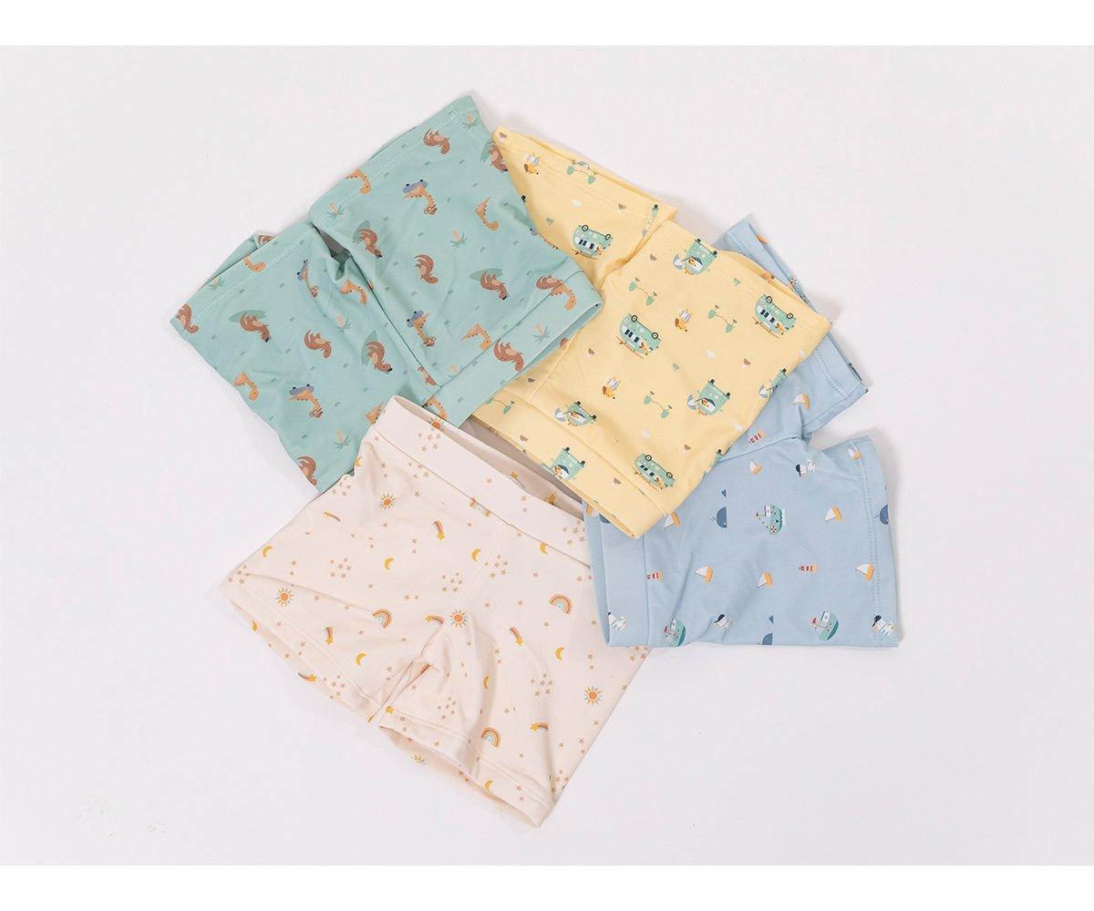 Quatro calções de bebé coloridos com padrões pequenos sobre fundo branco
