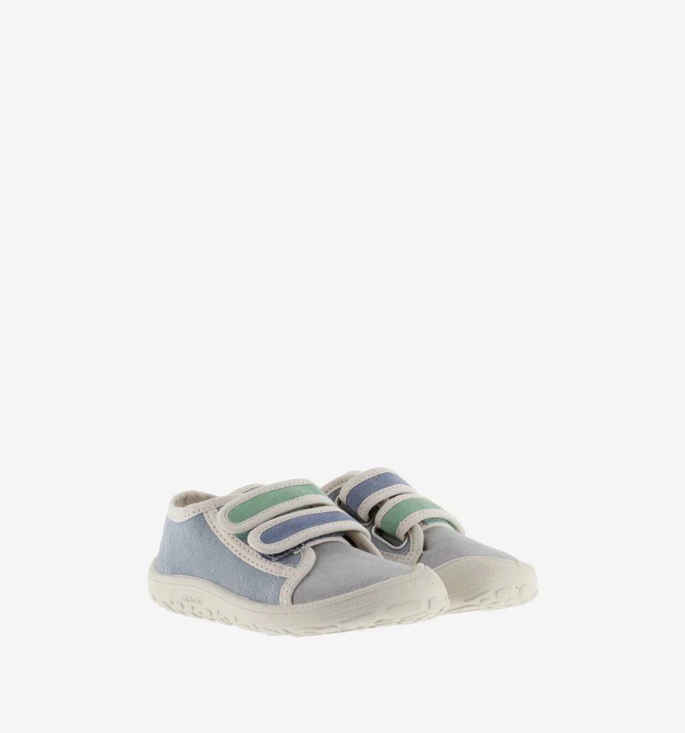 Sapatos infantis cinza com tiras azuis e verdes em fundo branco