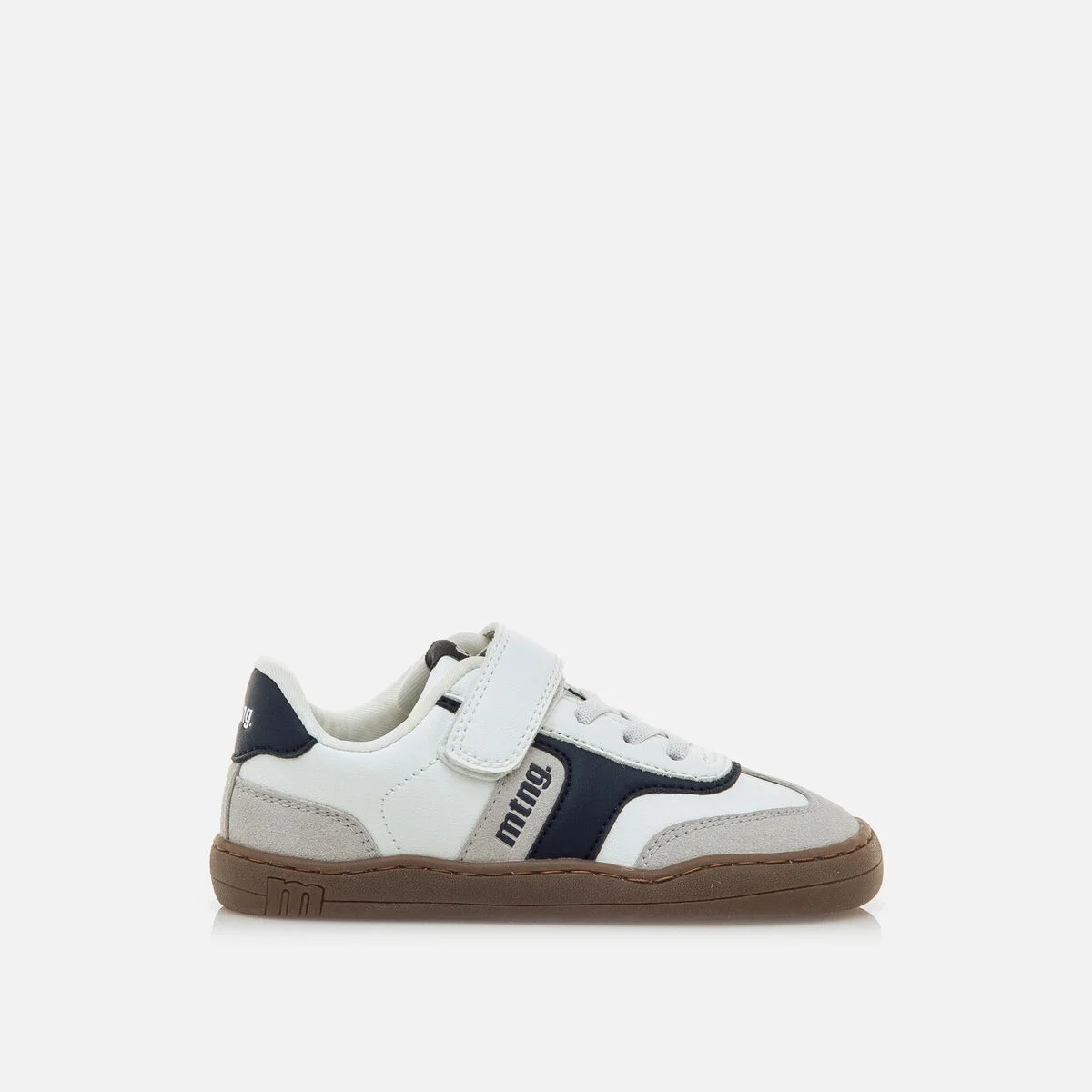 Ténis infantis branco com detalhes em azul escuro e cinza e sola castanha.