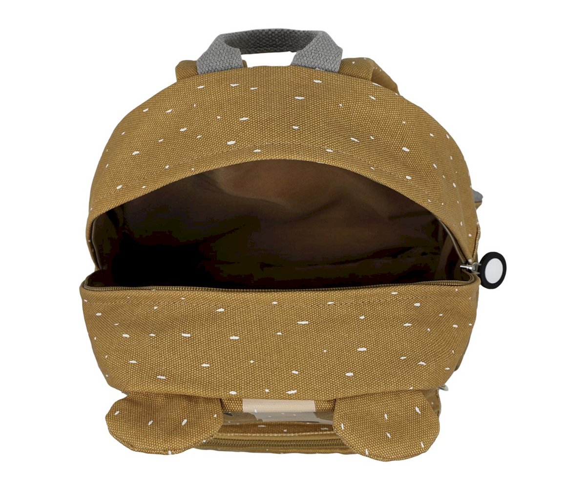 Mochila castanha com pontos brancos, aberta mostrando interior castanho escuro, alça cinza e bolsos frontais