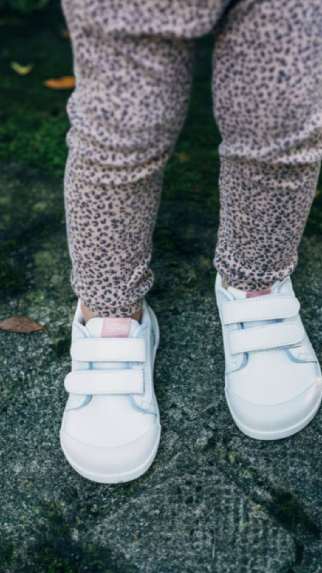 Sapatilhas brancas para criança com fechos de velcro e calças com padrão animal print