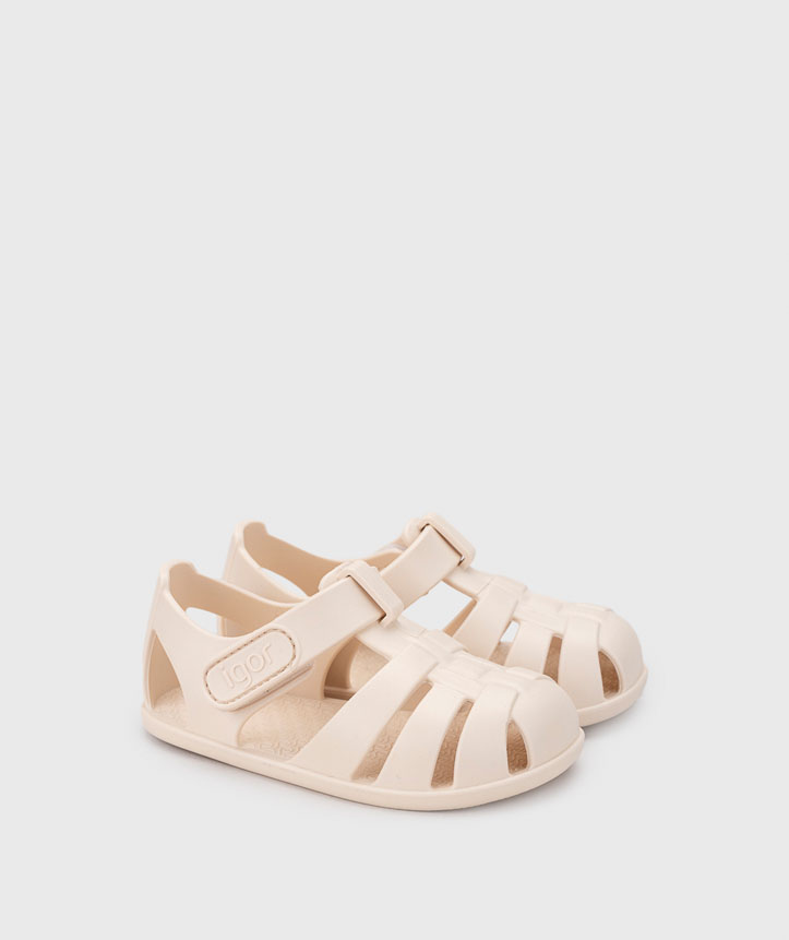 Sandálias infantis bege claro com tiras largas e fecho de velcro