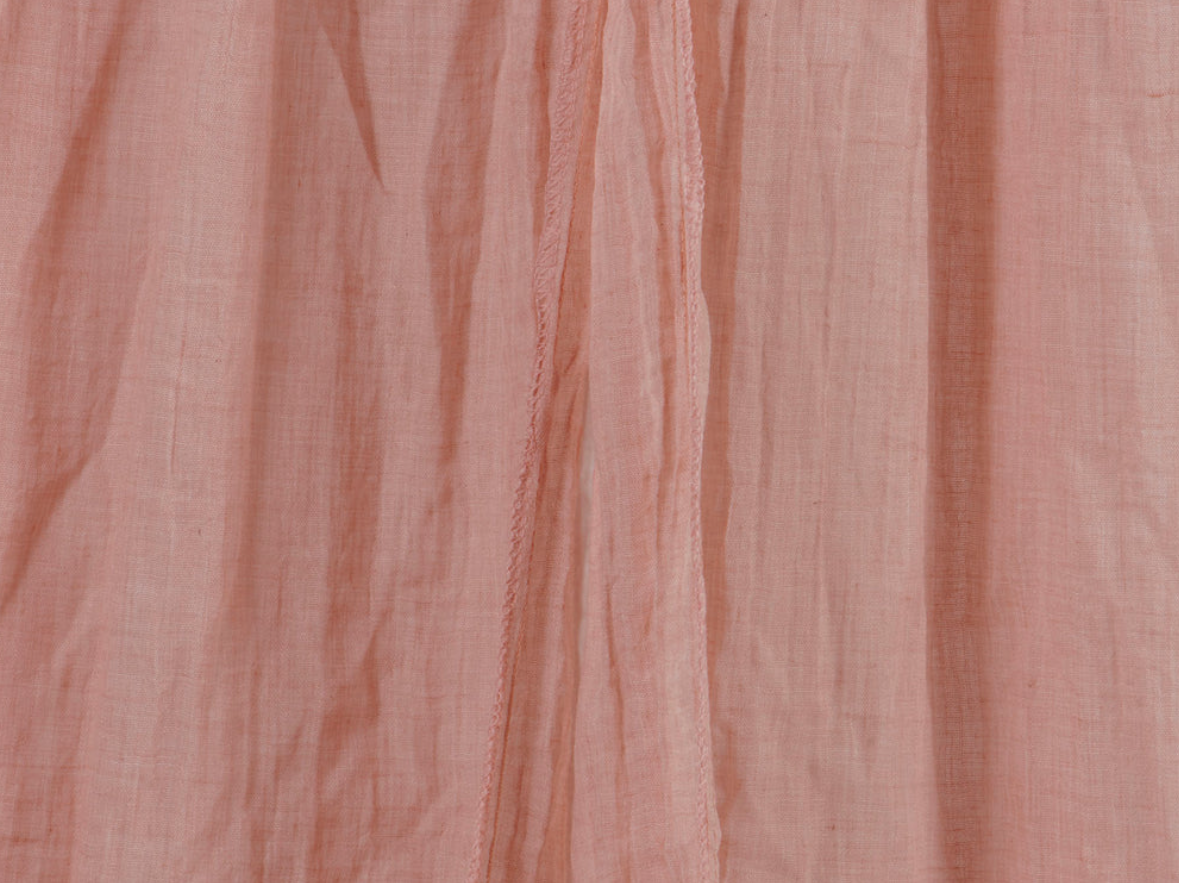 Tecido rosa claro com costura vertical central e textura enrugada