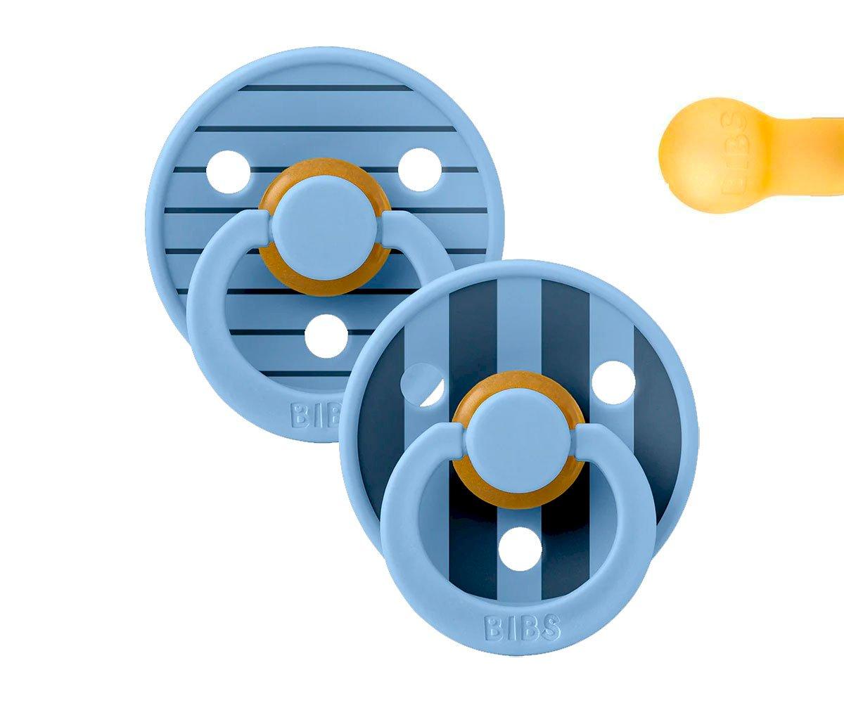 Três chuchas BIBS azul claro e azul escuro com botão amarelo claro e buracos brancos