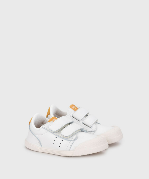 Sapatos infantis brancos com fecho velcro e detalhes amarelos