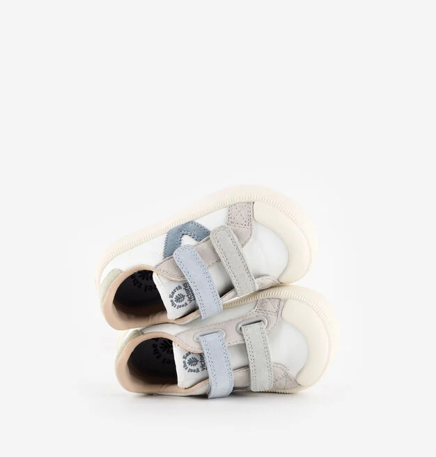 Sapatilhas infantis brancas com detalhes azuis, bege e cinza e fecho de velcro