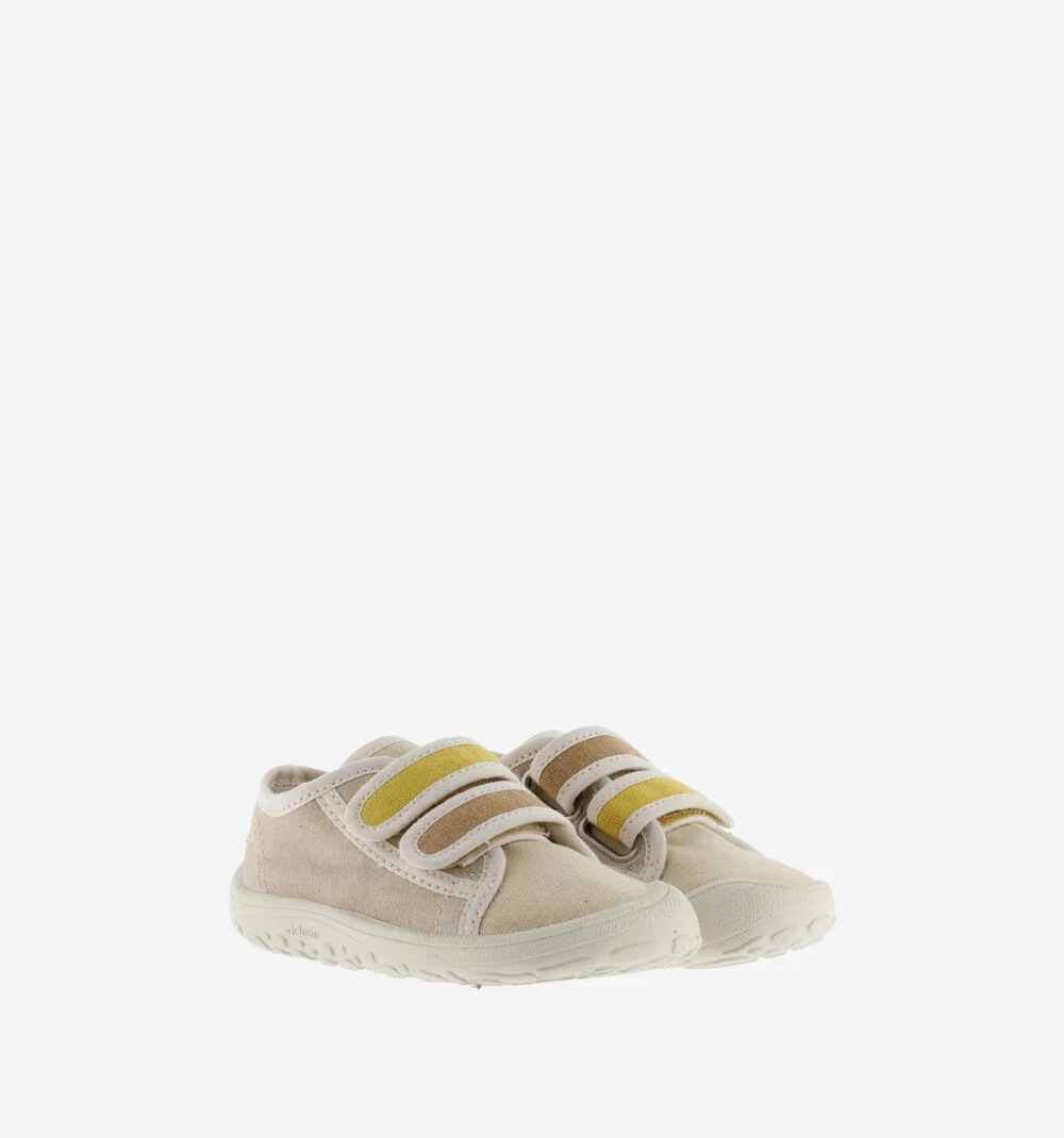 Sapatilhas infantis bege com fecho de velcro em amarelo e castanho claro