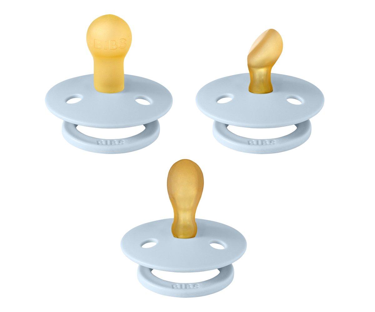 Três chupetas azul-claro com tetinas castanhas de formatos diferentes