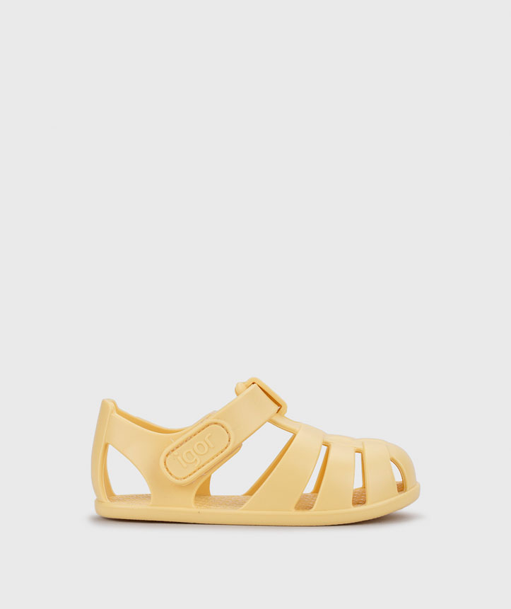 Sandália infantil amarela de plástico com tiras e fecho de velcro