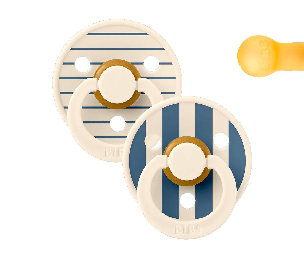 Dois biberões listrados em branco e azul com anel redondo ao centro