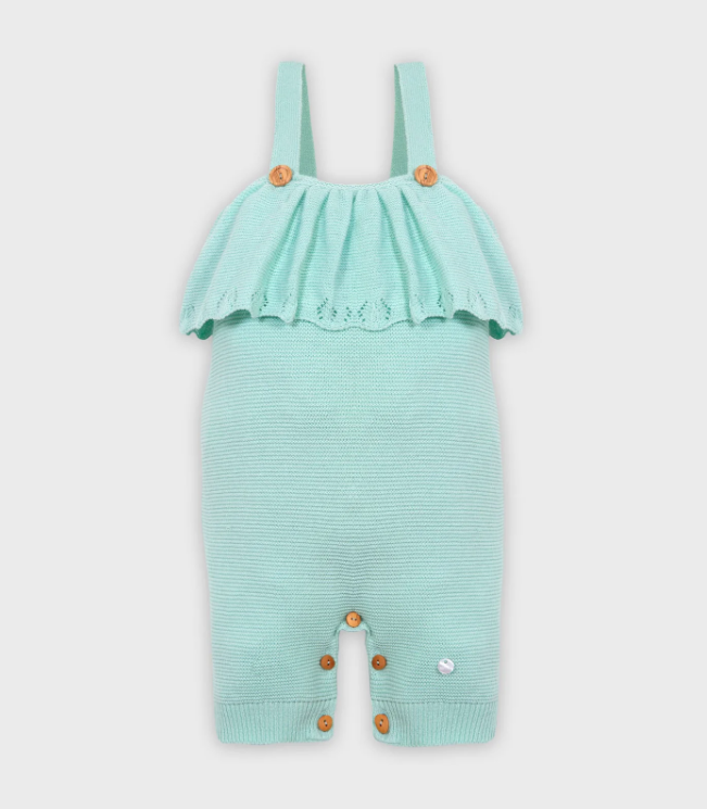 Macacão de malha azul claro com botões e babado decorativo