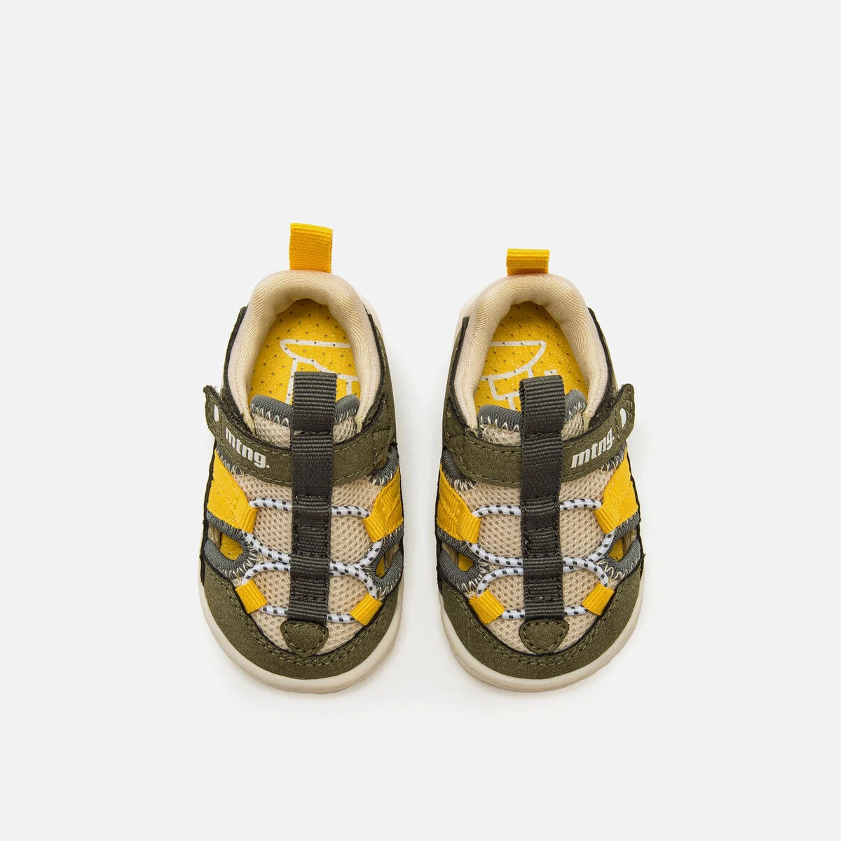 Par de sapatos infantis com detalhes em amarelo, verde e preto, fecho com velcro.