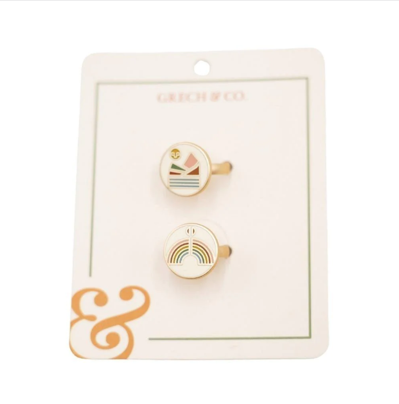 Par de brincos coloridos em cartão de apresentação branco.