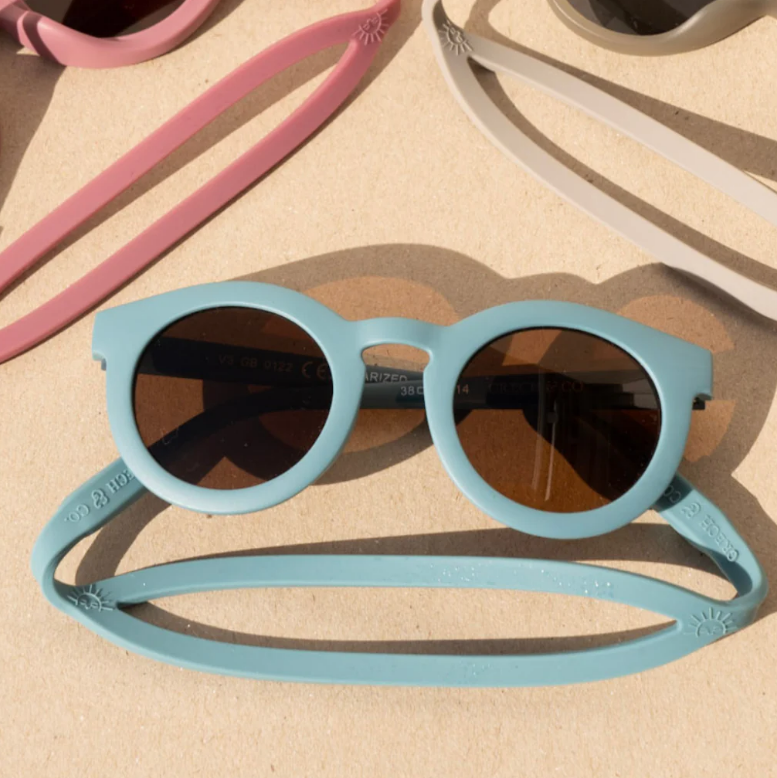 Óculos de sol redondos azul claro com lentes castanhas e correia azul clara