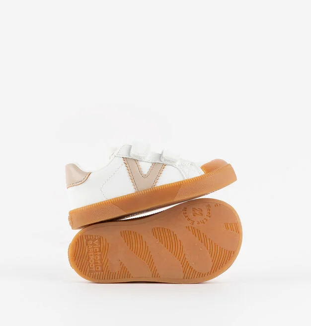 Sapatilhas infantis brancas com detalhe bege e sola castanha antiderrapante da Victoria