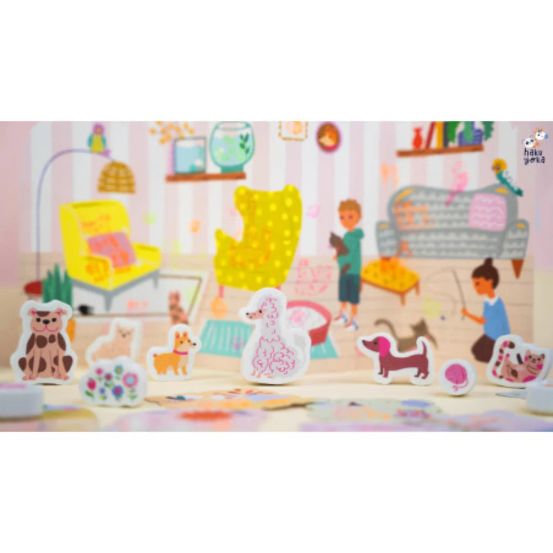 Peças de jogo infantil com figuras de animais em frente a fundo ilustrado de sala colorida com crianças e poltronas.