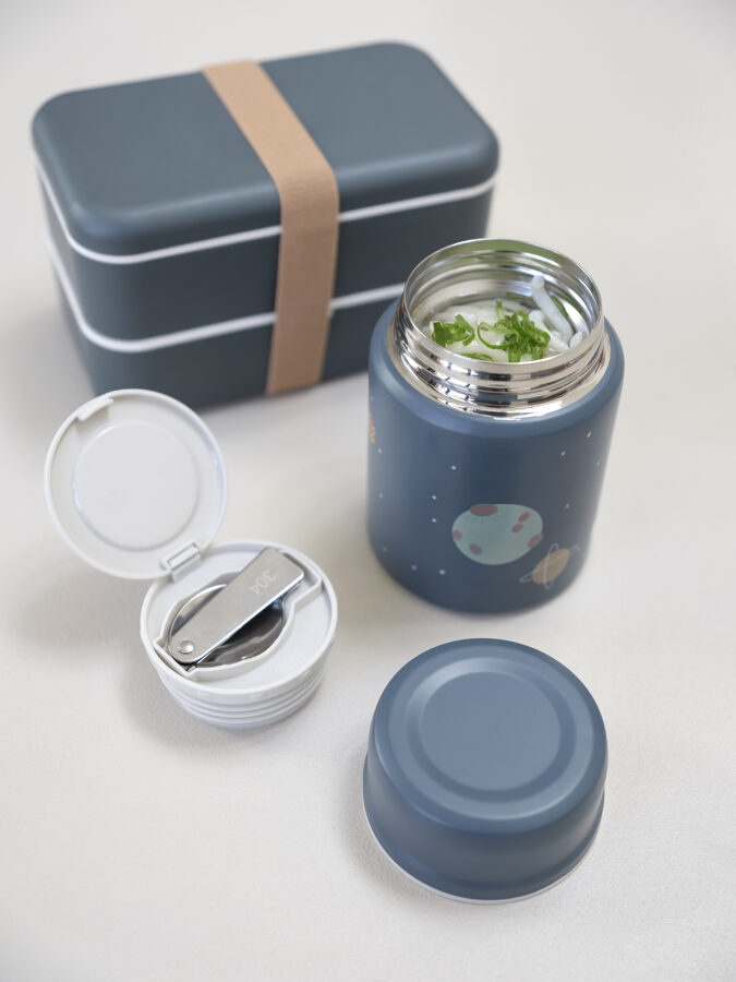 Conjunto lancheira azul escuro e garrafa térmica com desenhos de planetas