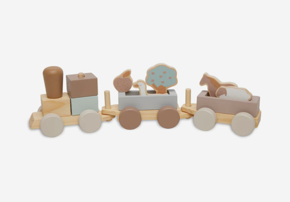 Comboio de madeira com carruagens e figuras decorativas coloridas