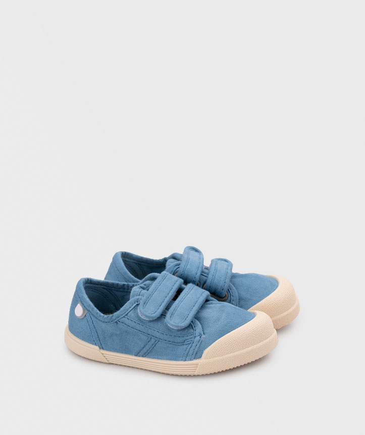 Sapatilhas infantis azuis com fechos de velcro e sola beige