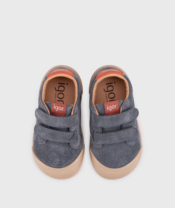 Ténis infantis azuis com sola bege e fecho velcro