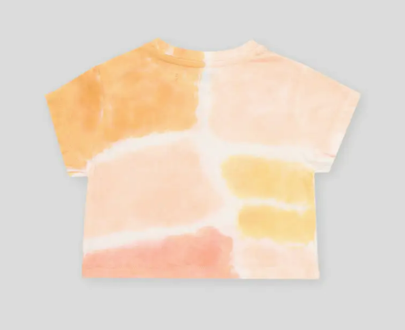 T-shirt cropped de manga curta com padrão tie-dye em tons de laranja, amarelo, rosa e branco