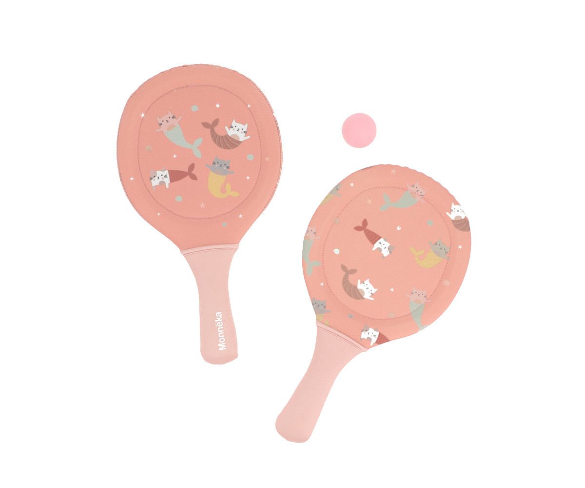 Conjunto de raquetes rosa com desenhos de gatos sereias e uma bola rosa