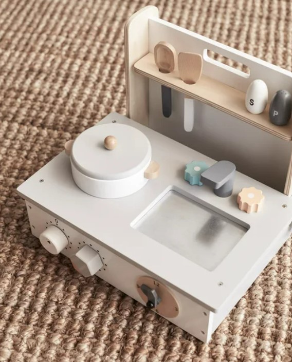 Mini fogão de brinquedo em madeira com tampa branca e acessórios