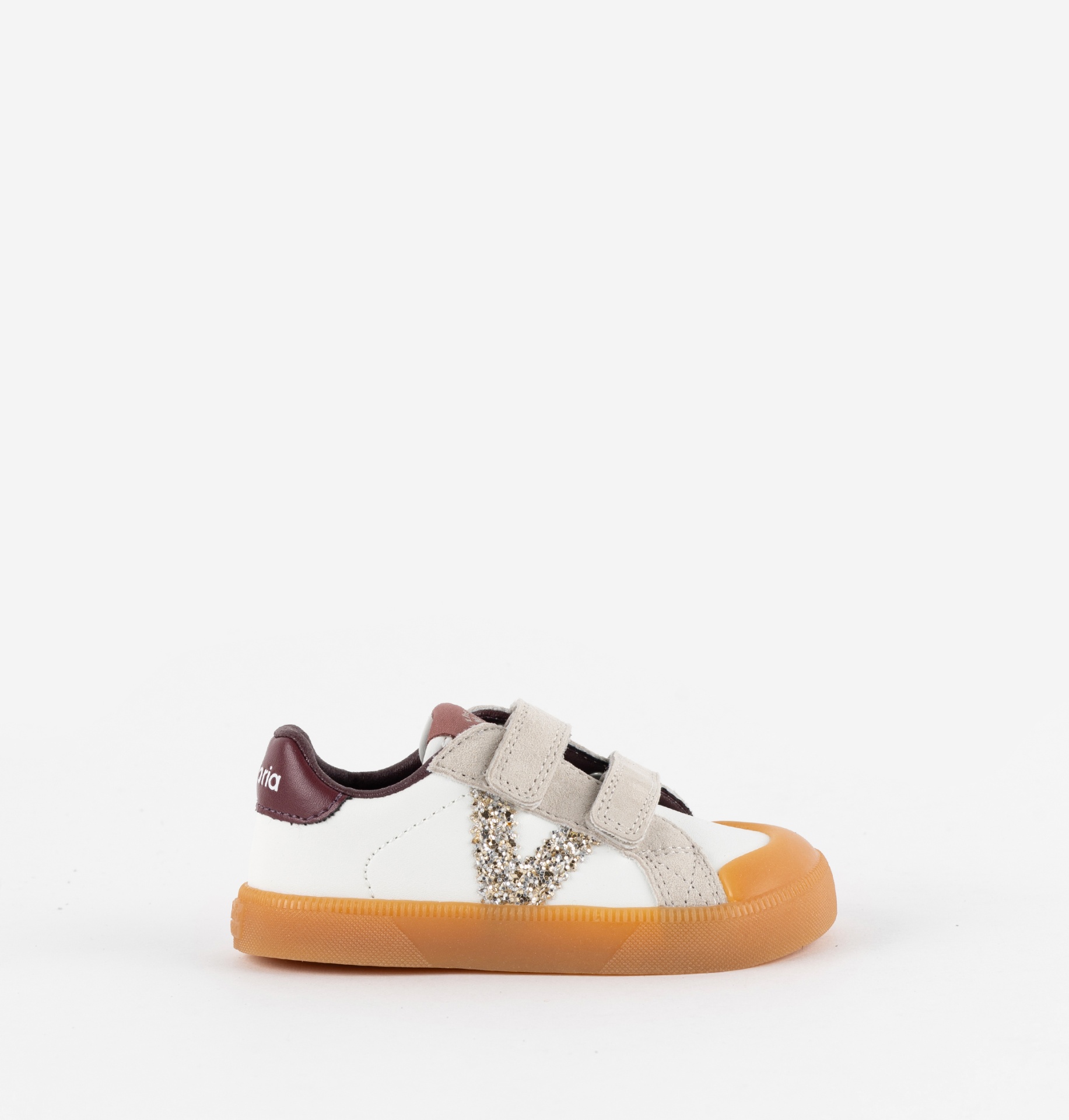Sapatilha branca com sola laranja e detalhes em velcro e tecido bege.