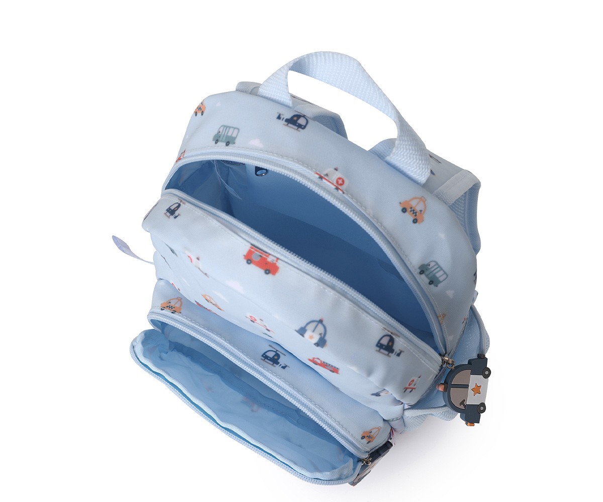 Mochila azul clara infantil com padrão de carros e alça branca