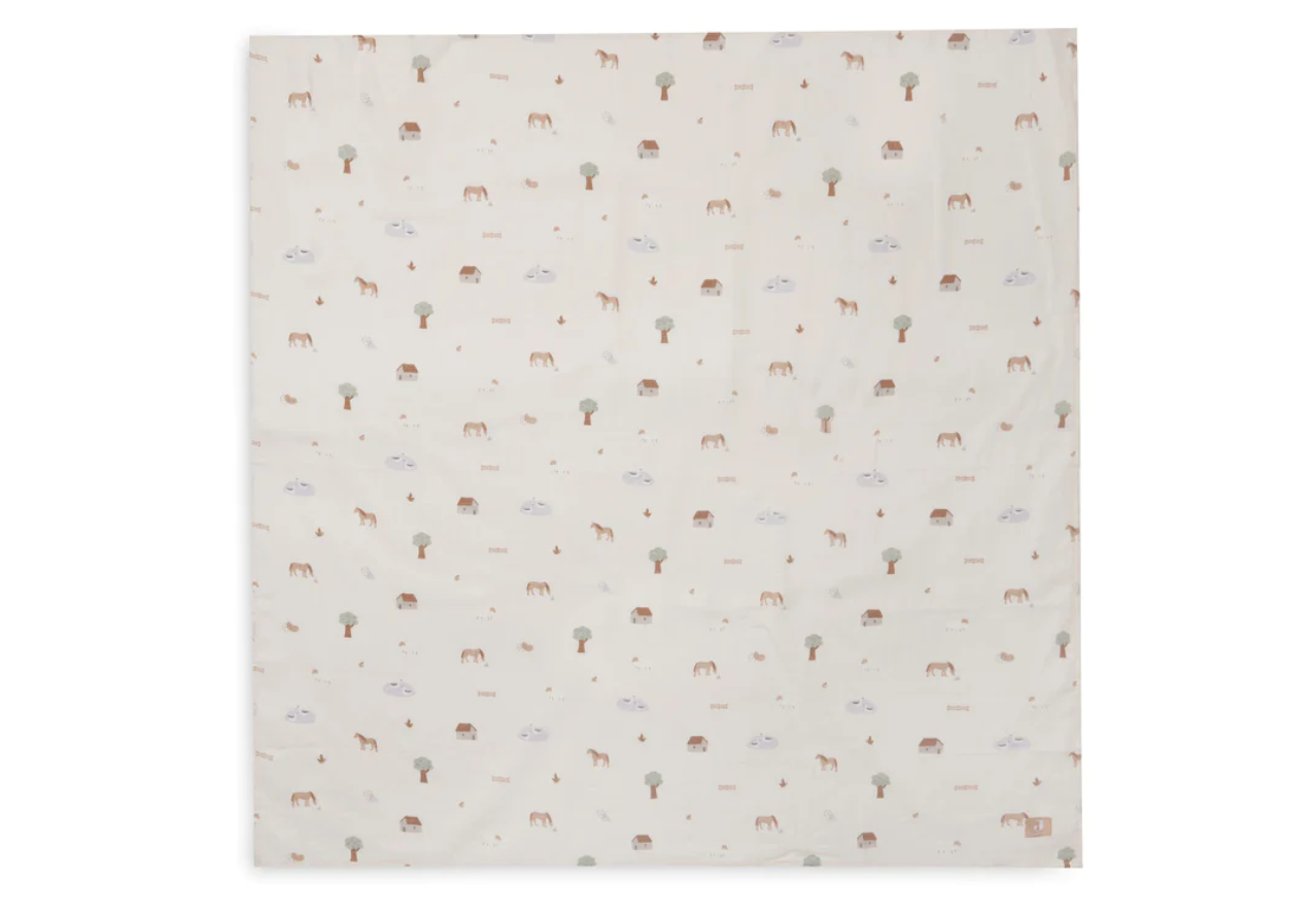 Têxtil creme com padrão de animais e árvores pequenos